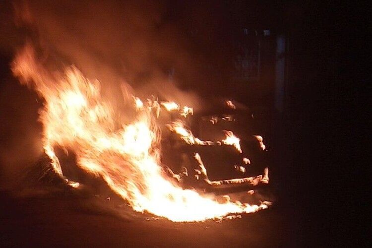 На Горохівщині згорів вночі автомобіль 