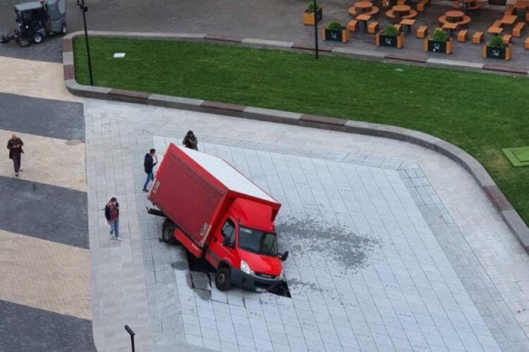 Не протримався і доби: вантажівка провалила новий фонтан у центрі Києва (Фото)