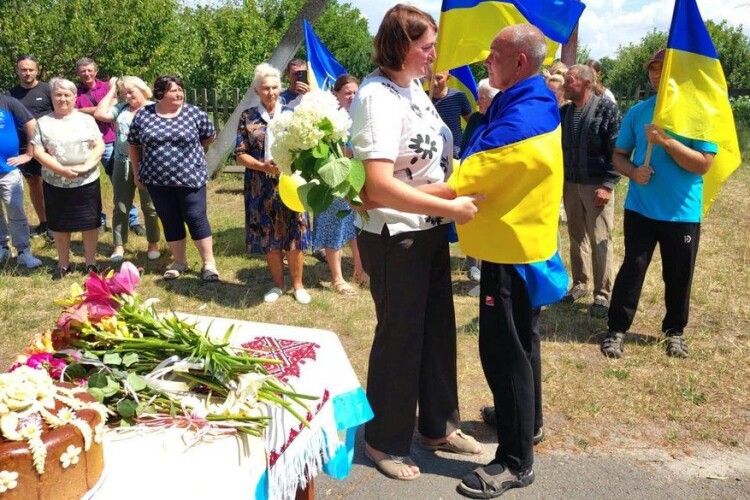 У селі на Волині зворушливо зустріли Захисника після чотирьох років полону