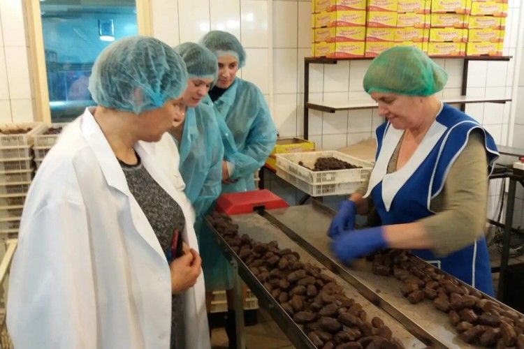 Працівники центру зайнятості вчилися робити цукерки