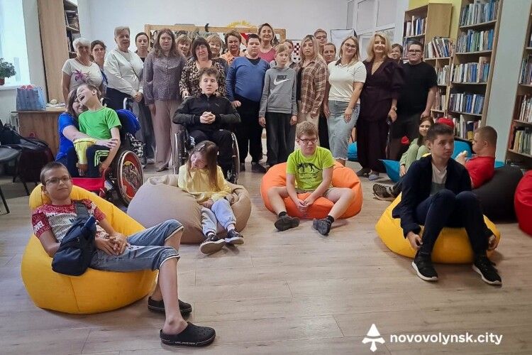 У місті на Волині діти з інвалідністю долучилися до плетіння маскувальних сіток 