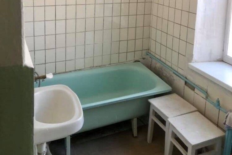 Рівняни зорганізували ремонт ванної кімнати інфекційного відділення лікарні