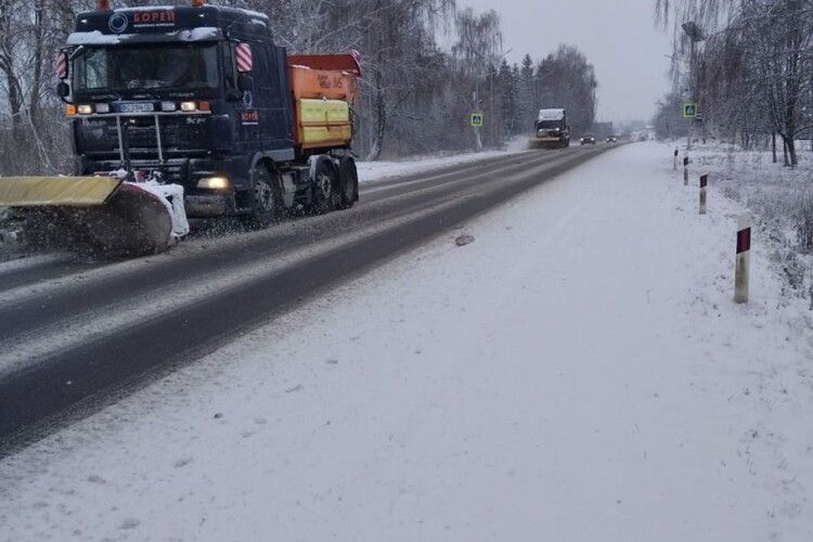 Дорожники показали, в якому стані волинські дороги після снігопаду (Фото)