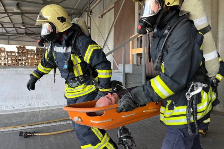 На складі у Володимирі працювали рятувальники