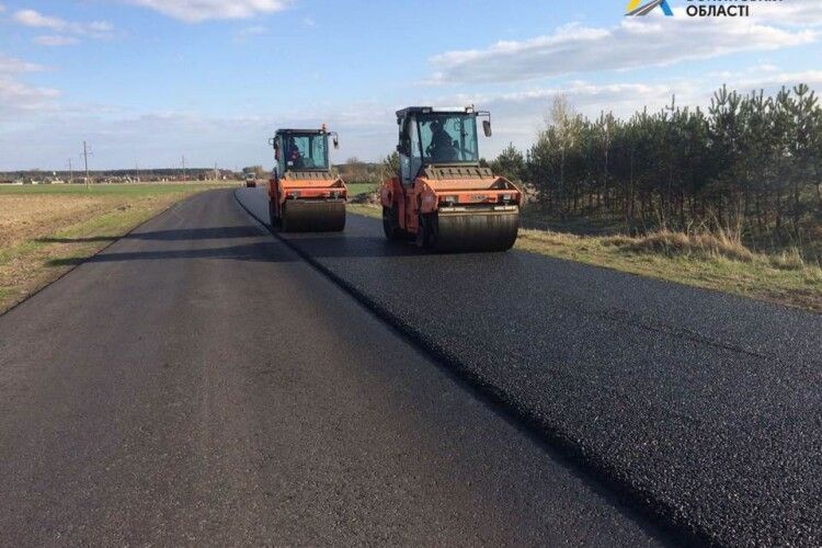 Біля Нововолинська активно ремонтують дорогу Ковель-Жовква