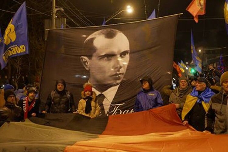 Тисячі киян вийшли на смолоскипну ходу з нагоди 111-ої річниці народження Степана Бандери (відео)