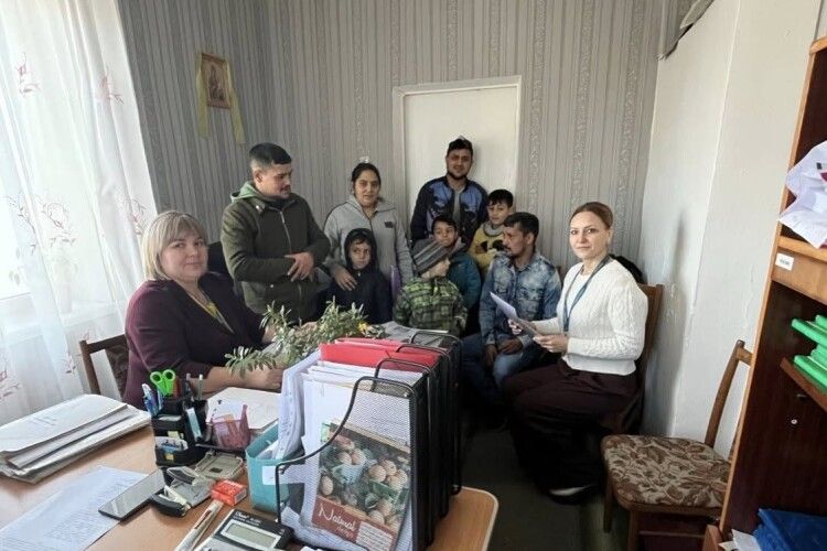 Міграційна служба Волині виїхала у громаду, щоб допомогти ромам отримати документи