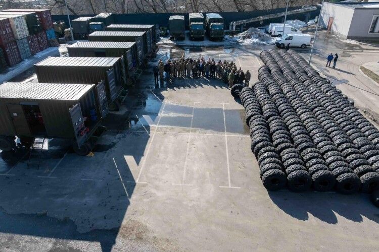 Порошенко показав, як працює волонтерський хаб на базі партійного офісу