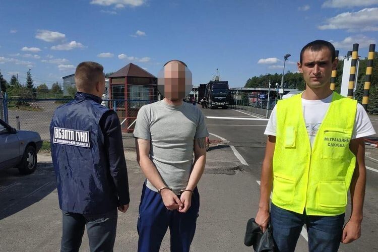 Волинські поліцейські видворили з України іноземця-злочинця