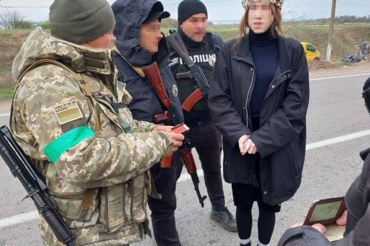 Прикордонники затримали на пункті пропуску чоловіка в жіночому одязі (Фото)