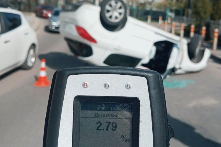 На Волині нетвереза водійка потрапила в ДТП та пропонувала поліцейським хабар