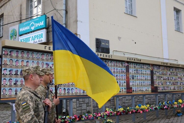Волиняни зібралася у Луцьку, щоб подякувати захисникам за відвагу