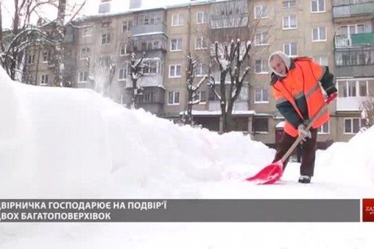 «Боки болять від дивану»: 87-річна львівська двірничка вправно бореться із сніговою стихією