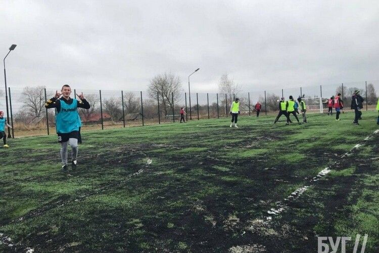 На відкриття міні-футбольного поля у Литовежі приїздив відомий парламентарій