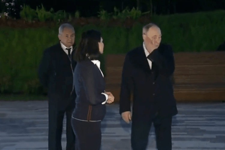Прибив комара однією лівою: у путіна проблеми з правою рукою (Відео)