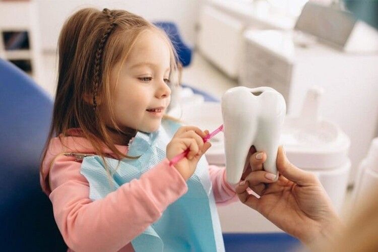 Догляд за дитячими зубами в Луцьку: роль стоматолога