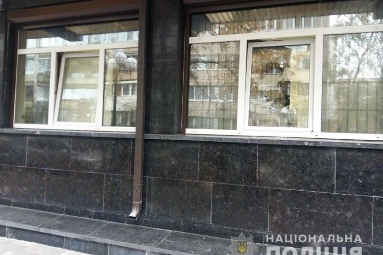 У Києві спіймали вінничанина, який побив камінням вікна у будівлі Генпрокуратури