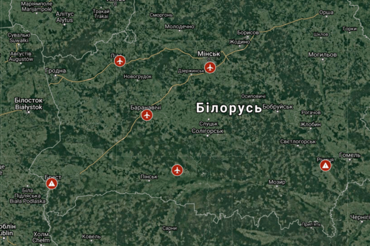 Білорусь перекидає війська на кордон України. Каже, що ротація