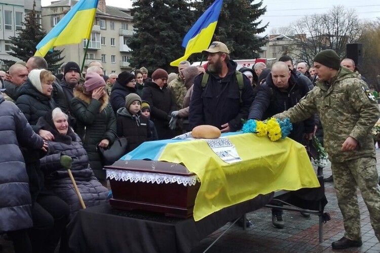 У Рівному попрощалися з воїном, який поліг біля Соледару 