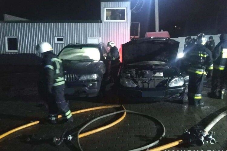Поліція розслідує підпал двох автомобілів у Рівненському районі