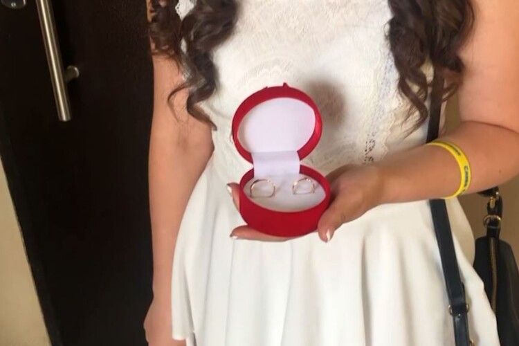 «Вгадаю з розміром обручки чи ні?»: дружина захопленого українського моряка про весілля у СІЗО 