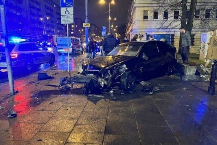 «Якби не ті стовпці, ми б дітей ховали»: у Польщі авто вилетіло на тротуар і збило закохану пару з України