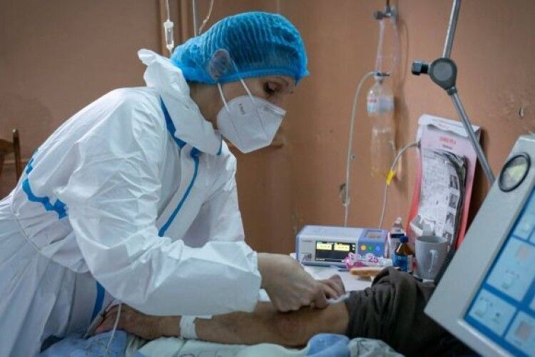 Коронавірус в Україні: за минулу добу понад 13 з половиною тисяч нових інфікованих