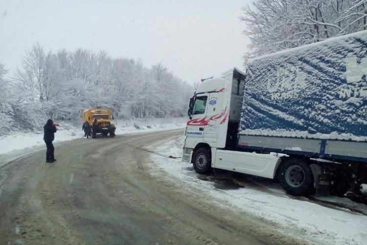На гірських перевалах розгорнули рятувальні пости