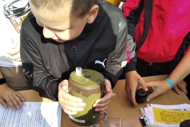 Волинським школярам розповіли, як поводитися з вибухонебезпечними предметами