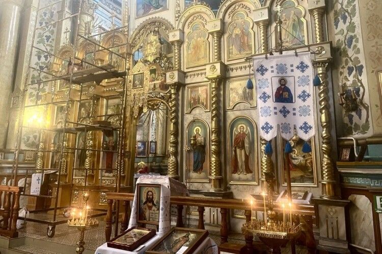 На Волині поновлюють позолоту іконостаса в соборі Різдва Христового