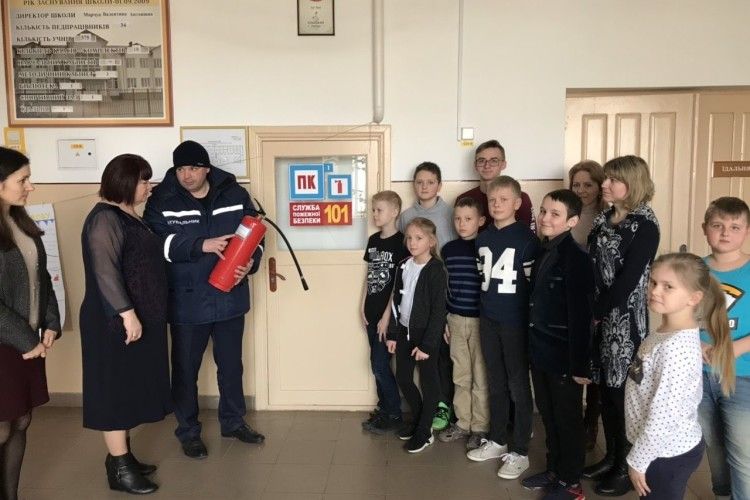 У Рованцях пожежник показав вчительці, як обскубувати хвоста червоному півню (фото) 