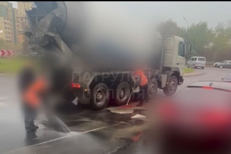 На Волині патрульні змусили водія мити асфальт