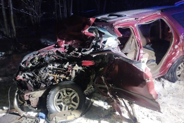 На Рівненщині легковик зіткнувся з лісовозом, водія деблокували рятувальники (Фото) 