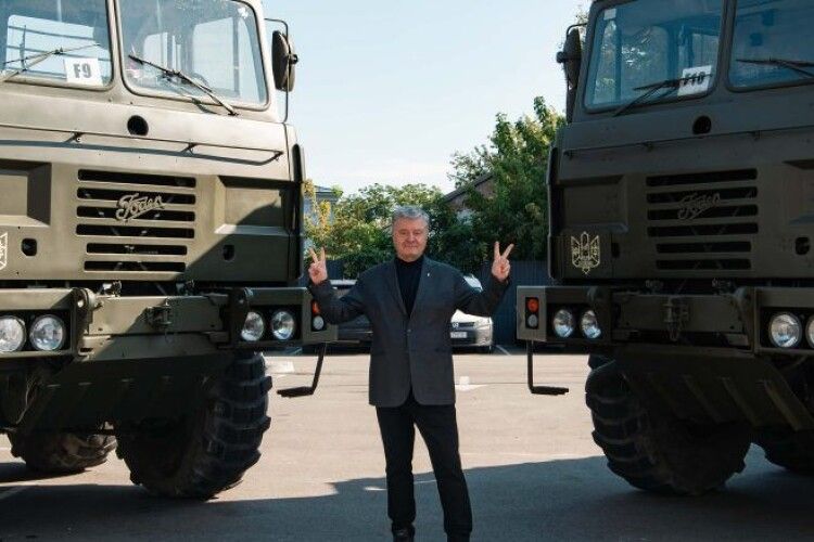 Порошенко везе військовим на східний фронт «улюбленців», які тягають по 18 тонн (Відео)