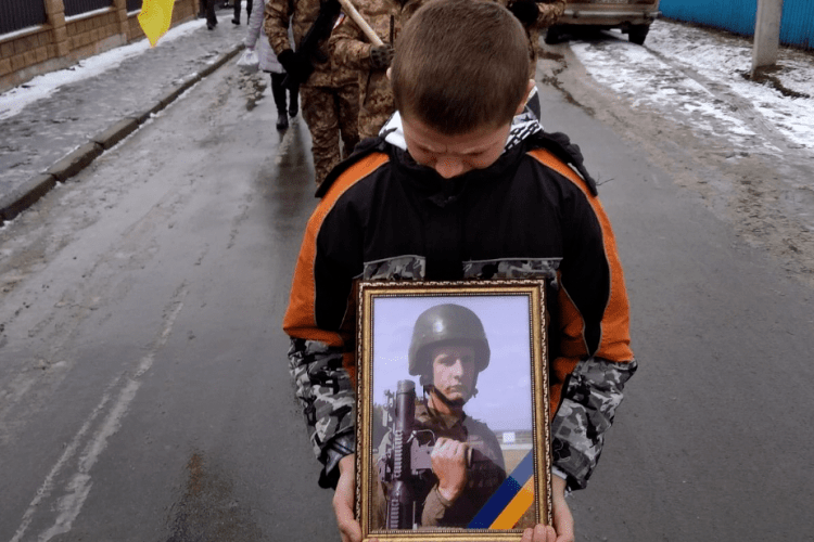 Лікарні відчайдушно боролись за його життя: Рівненщина попрощалась із 20-річним воїном (Фото)