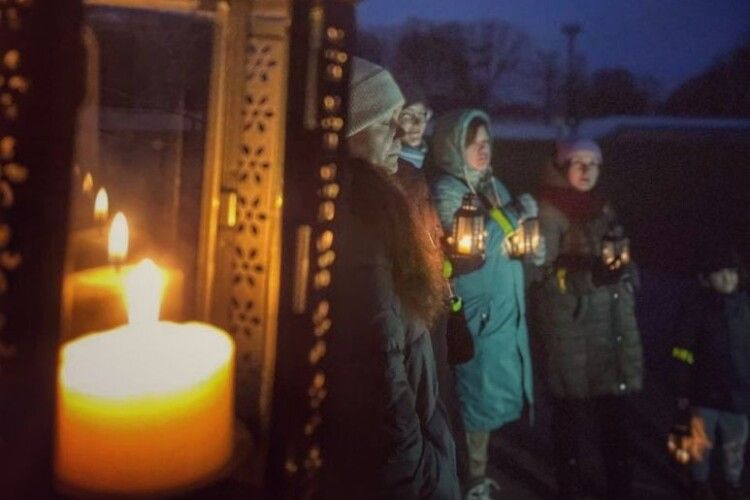 «У пошуках Різдва»: у Нововолинську організували незвичну екскурсію з ліхтариками