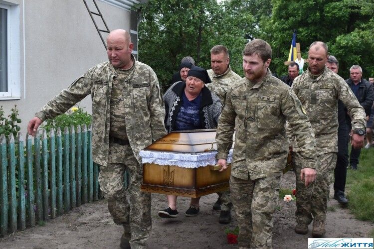Увесь шлях був встелений квітами: на Волині провели в останню дорогу Героя Василя Гайченю (Фото)