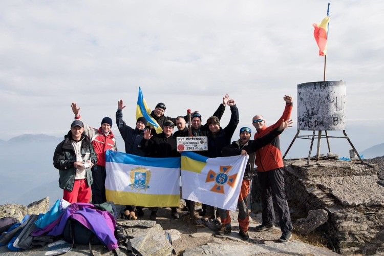Десять українських рятувальників видряпалися на височезну гору в Трансільванських Альпах