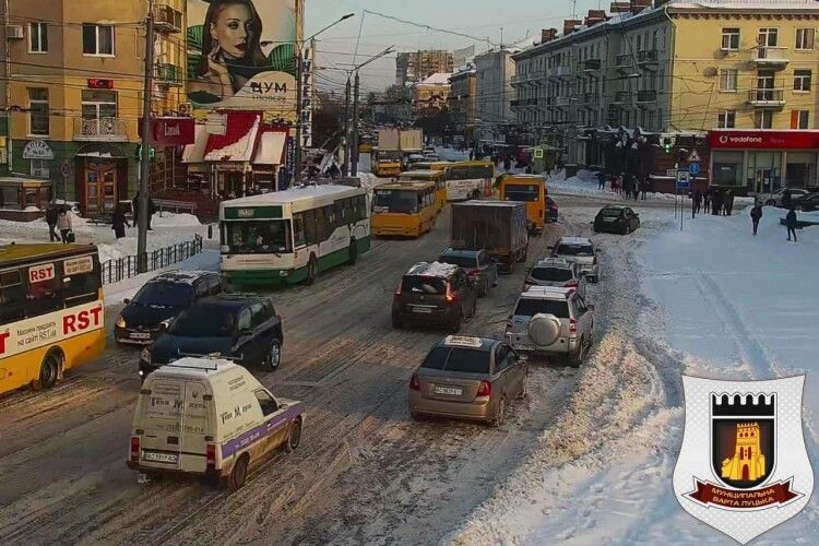 Центр Луцька зупинився: автомобілі стоять у величезних заторах (Фото)