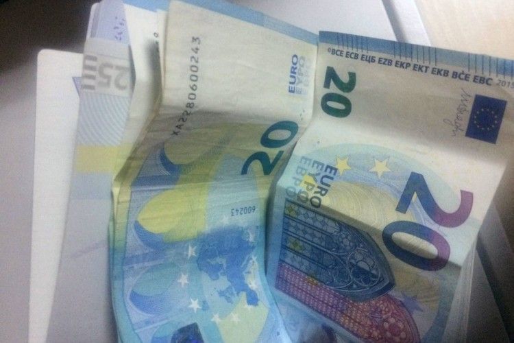 На кордоні українець з підробленим паспортом Португалії погорів на хабарі