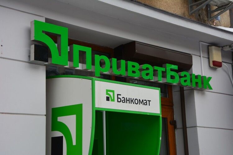 ПриватБанк списує гроші з карток українців за борги: що відбувається