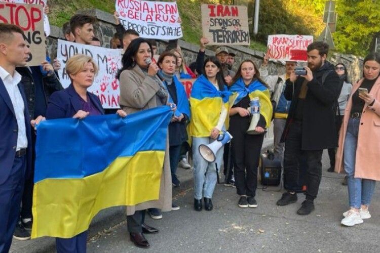 Розірвати дипломатичні стосунки:  депутати з «Євросолідарності» прийшли під посольство Ірану 