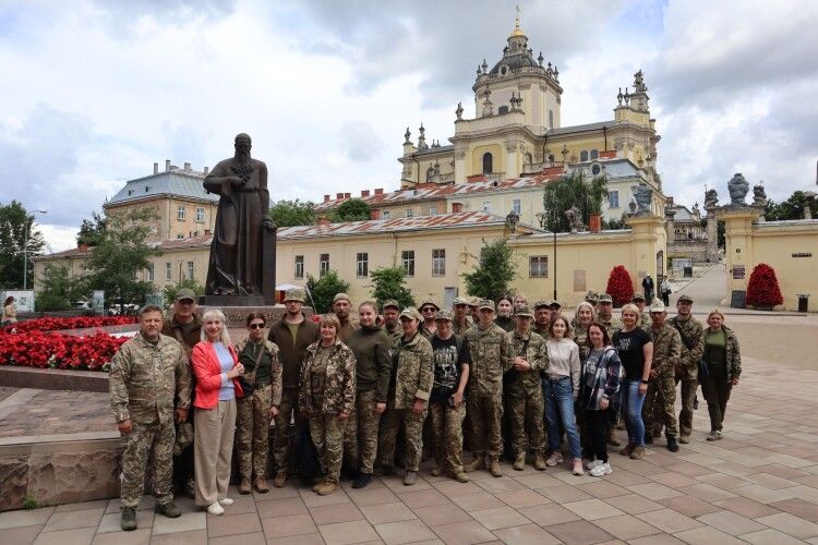 Воїни волинської «сотки» після 15 місяців на фронті побували на екскурсії у Львові
