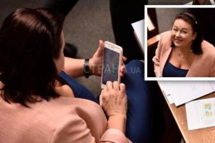 «Кнопочка зелена хоче сексу!»: депутатці від «Слуги Народу» закортіло просто у сесійній залі
