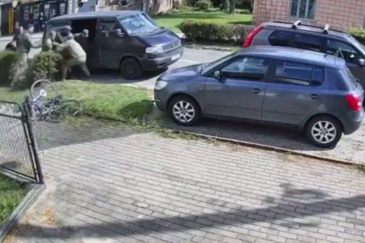 У Волинському ТЦК заперечили затримання підлітка: чоловікові 30 років