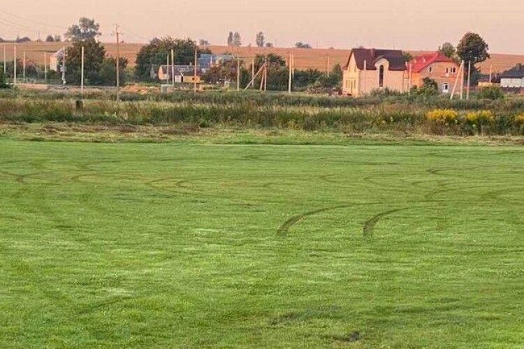 На Рівненщині знайшли водіїв, які зіпсували футбольне поле
