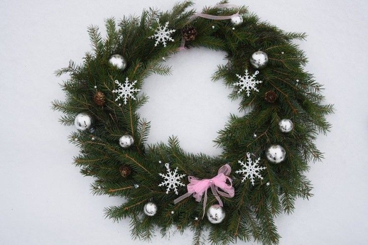 У Маневицькому лісництві продають не тільки ялинки, але й «живі» віночки та прикраси