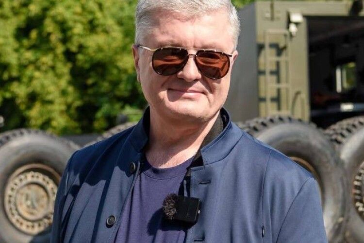 Порошенко підготував чергову партію техніку на фронт і подякував за допомогу Бену Воллесу