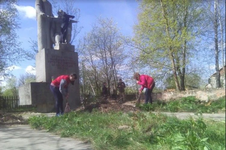 Пам’ять про воїнів - це елементарне прибираня могили, благоустрій території