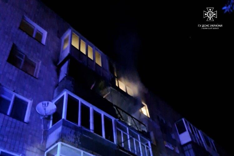У Луцьку вночі була пожежа в багатоповерхівці (Фото, відео)